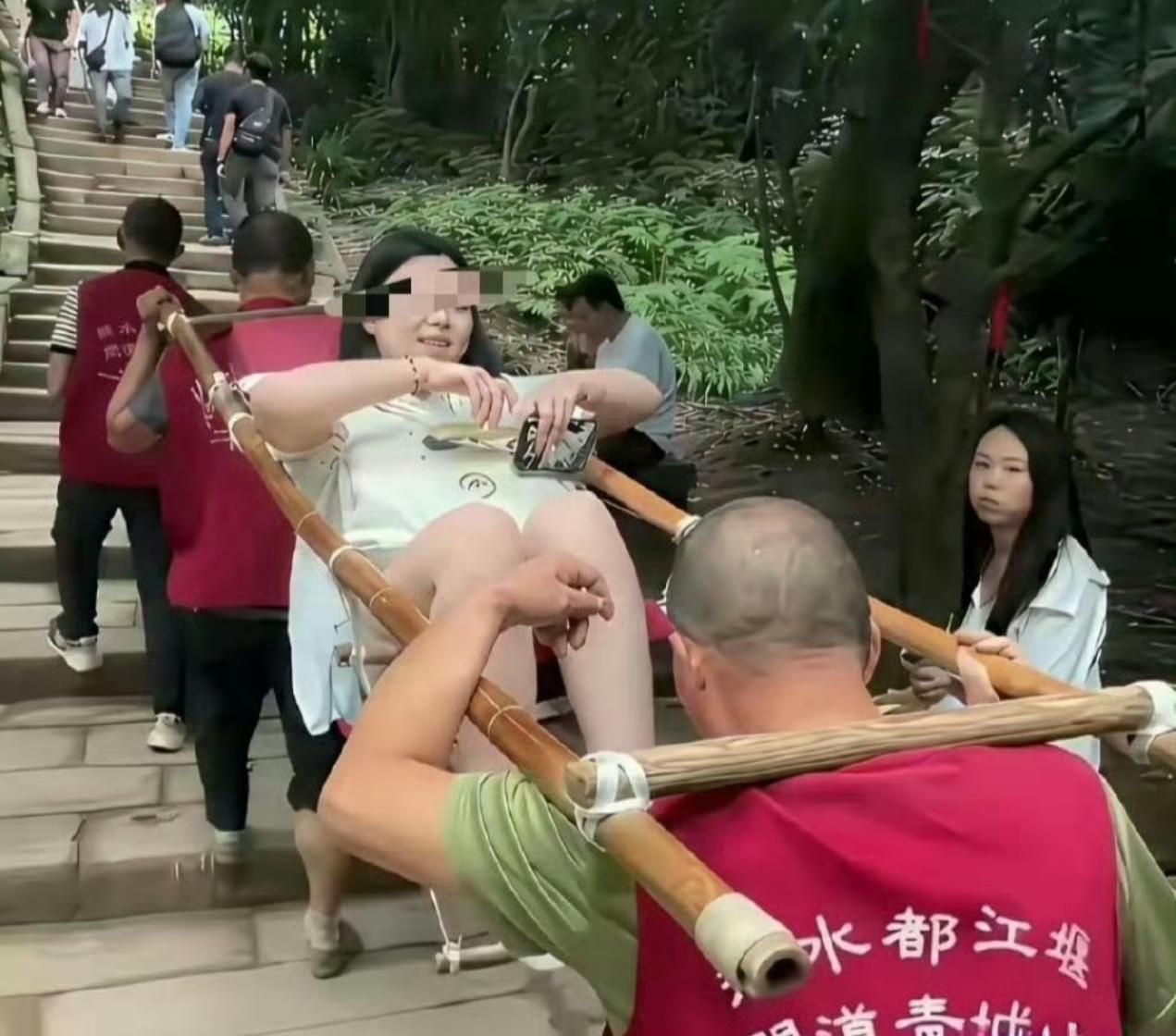感觉师傅好辛苦啊，坐滑竿的女子，别的游客盯着她，她应该很尴尬吧! ​​​