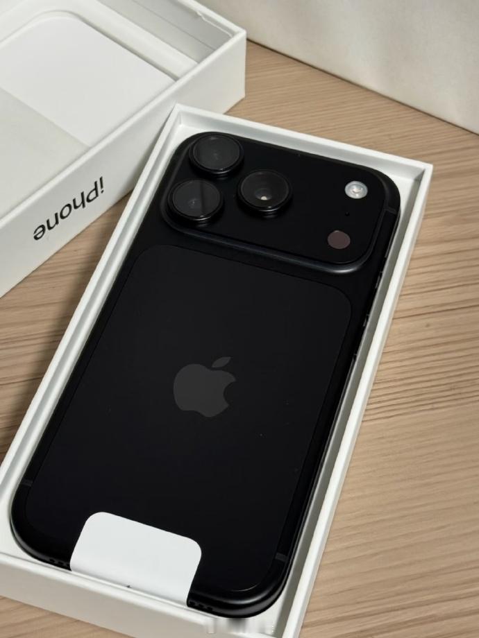 iPhone 18 Pro黑的很纯粹，像墨水一样黑