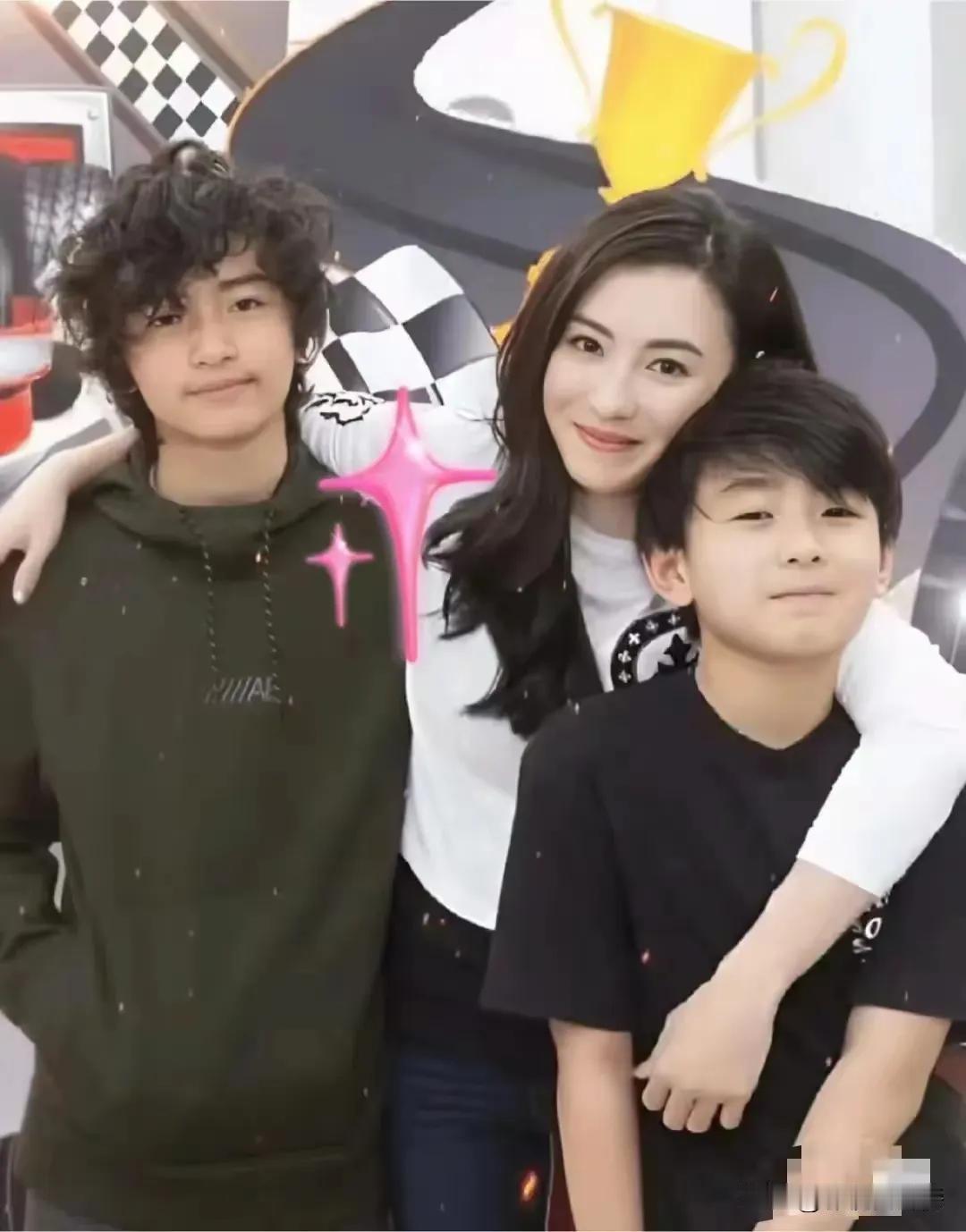 张柏芝二儿子小Q正脸曝光，这长相简直是太美了，长大了又是一个美男子。

14岁的