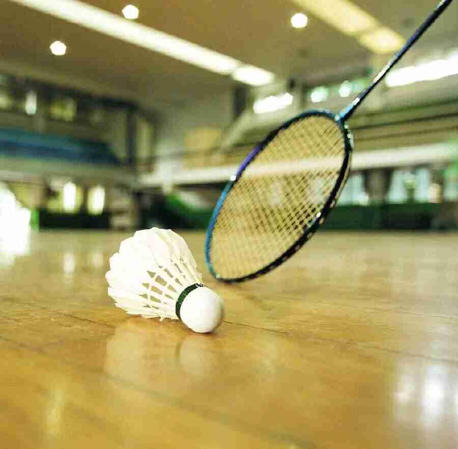 打羽毛球，遇到一个98年的球友。休息时闲聊了几句，他的一段话让我想了很久。

他