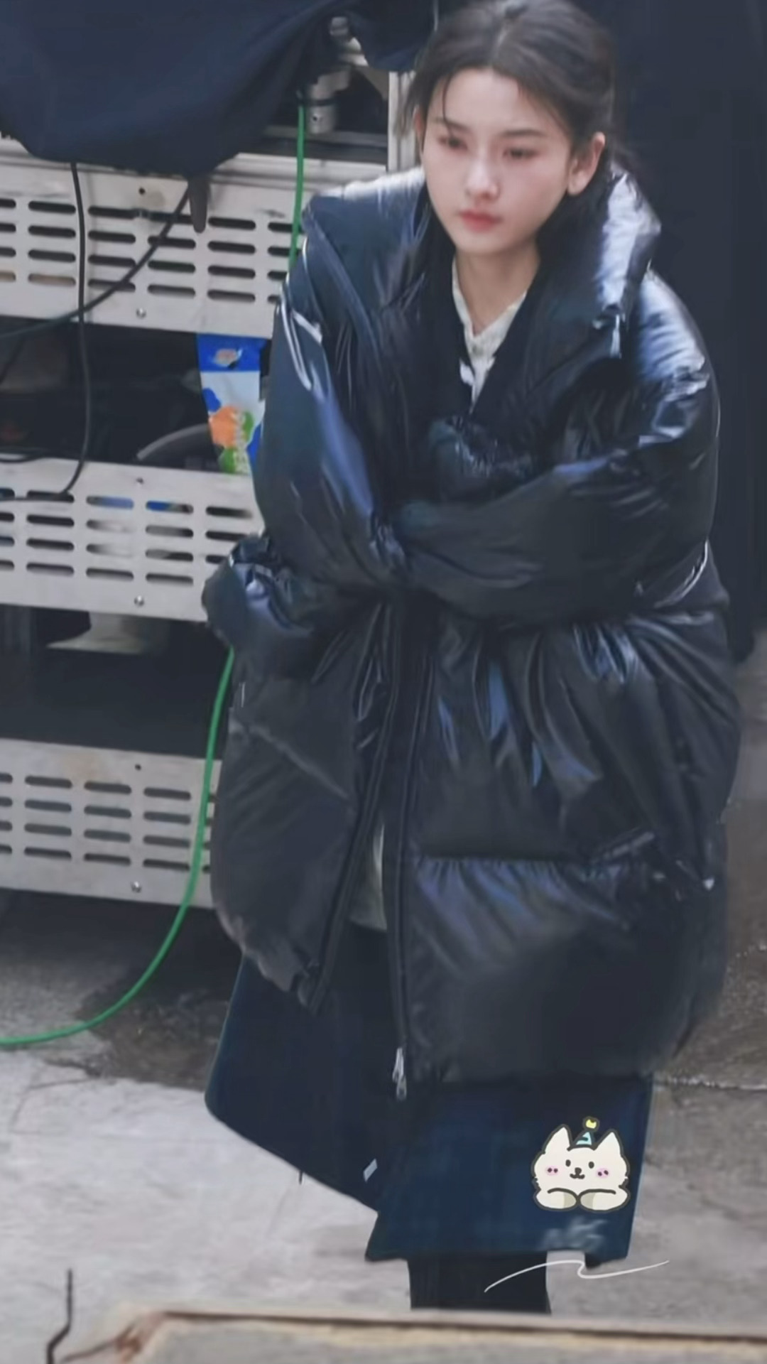 裹件黑色羽绒服就可以这么清冷有破碎感吗，那我再也不费力研究穿搭了🥰宋祖儿入局上