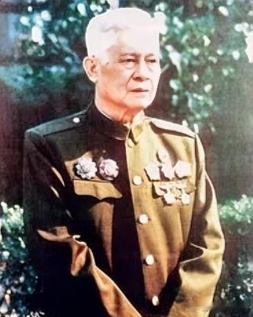 88岁开国少将回村，乡亲敲锣打鼓迎接，他却沉下脸：这房子还住人？

2003年6