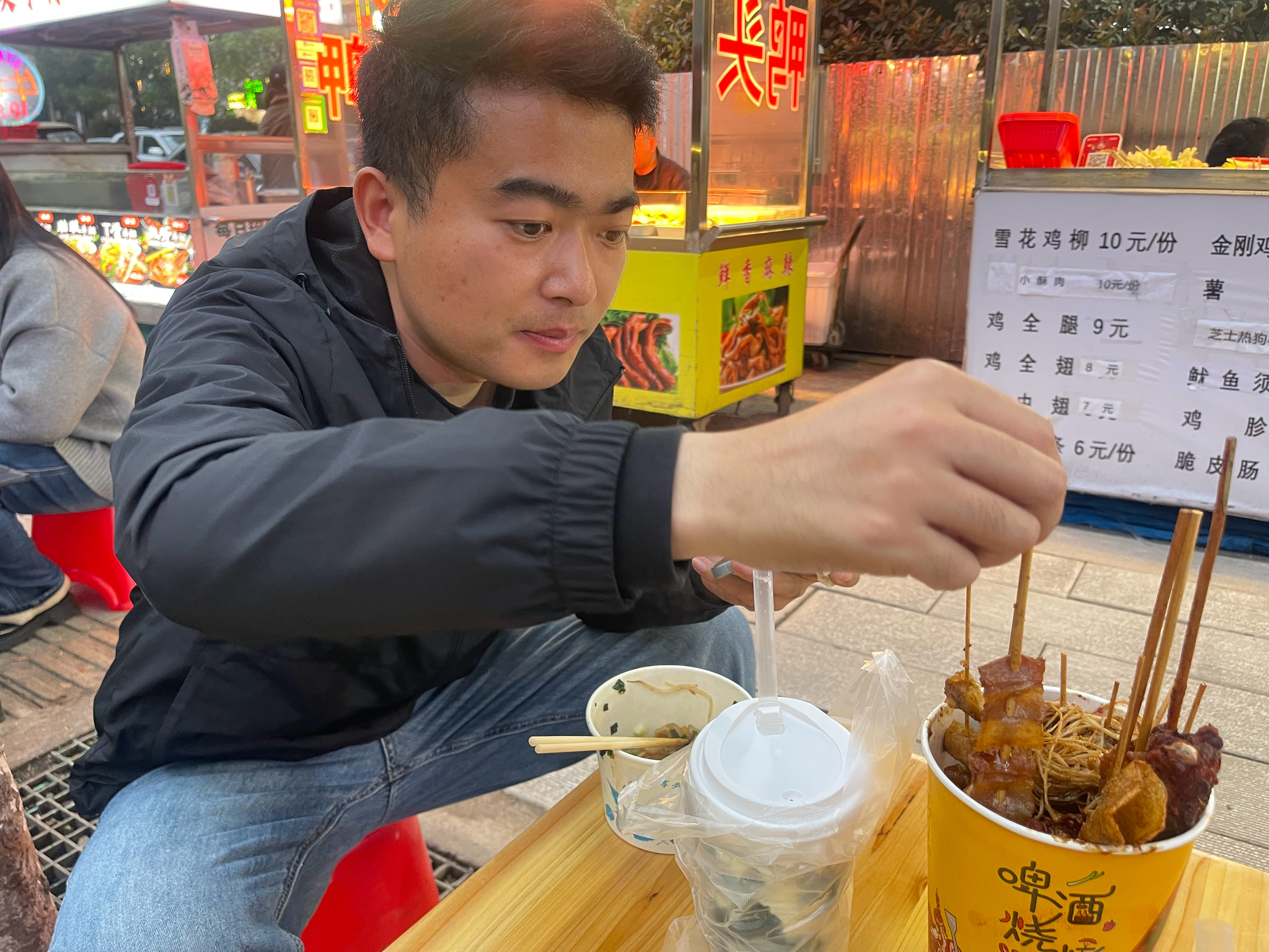 今天晚上收车路过南湖，到朋友的老毛炸炸店 凑凑热闹，和小刘一起点喝点。露天的摊，