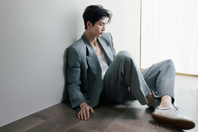 张凌赫打响指 张凌赫举手投足间尽显沉稳与贵气 张凌赫打响指，举手投足间尽显沉稳与