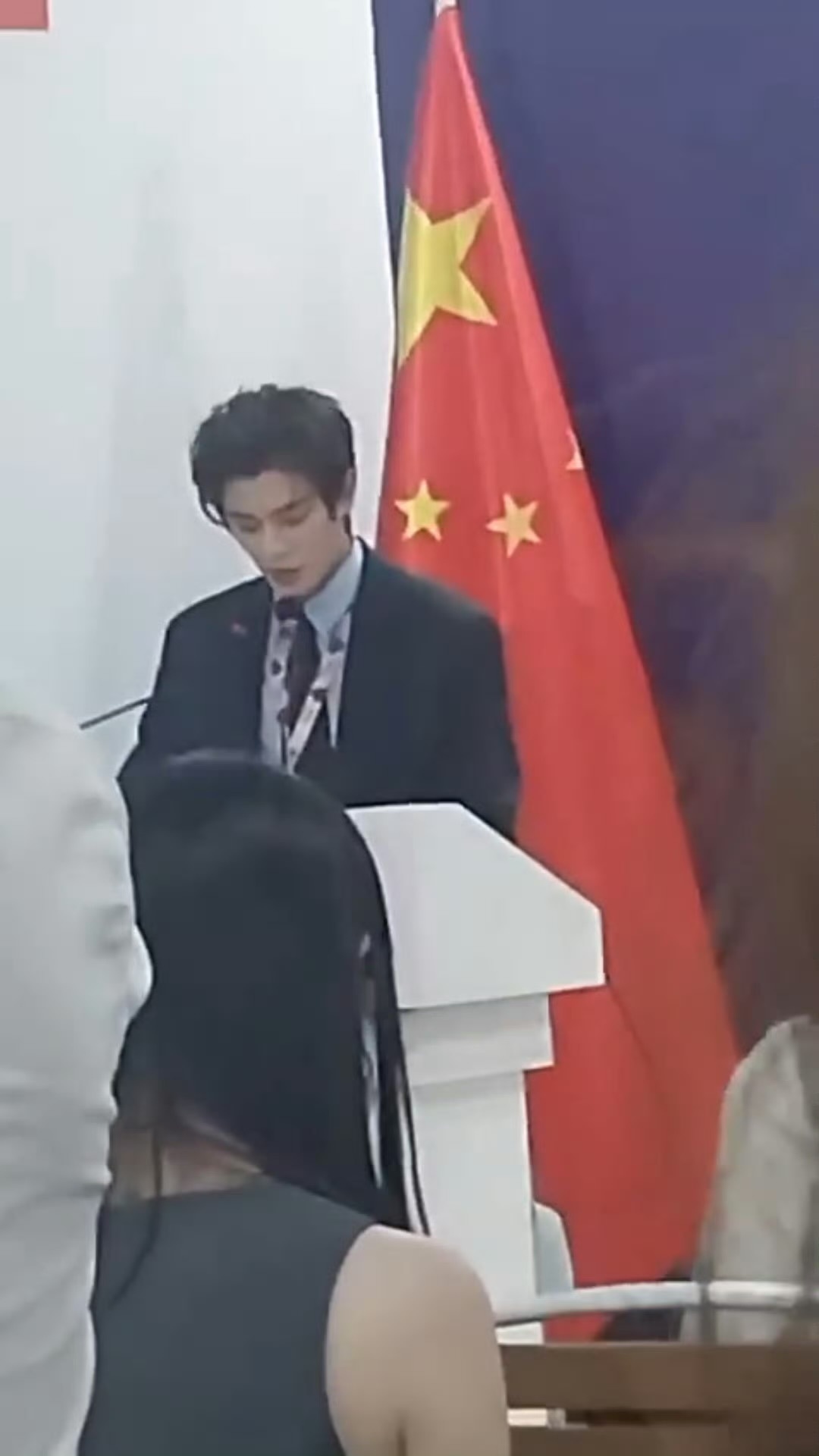 丁禹兮讲英文，丁禹兮早八上班look，谁懂这个小丁的轻熟男友感呢，一整个有被帅到