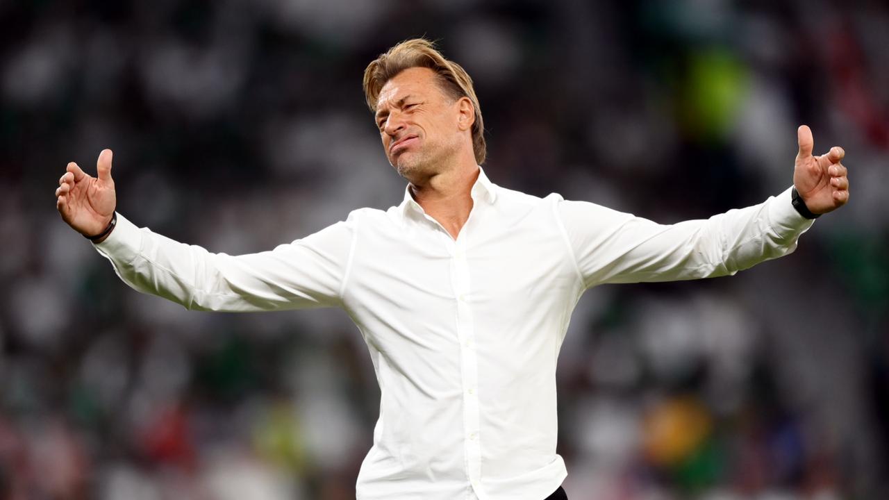 沙特国家队官方消息：解雇法国籍主帅埃尔韦・勒纳尔。
同时聘请希腊籍教练多尼斯为球