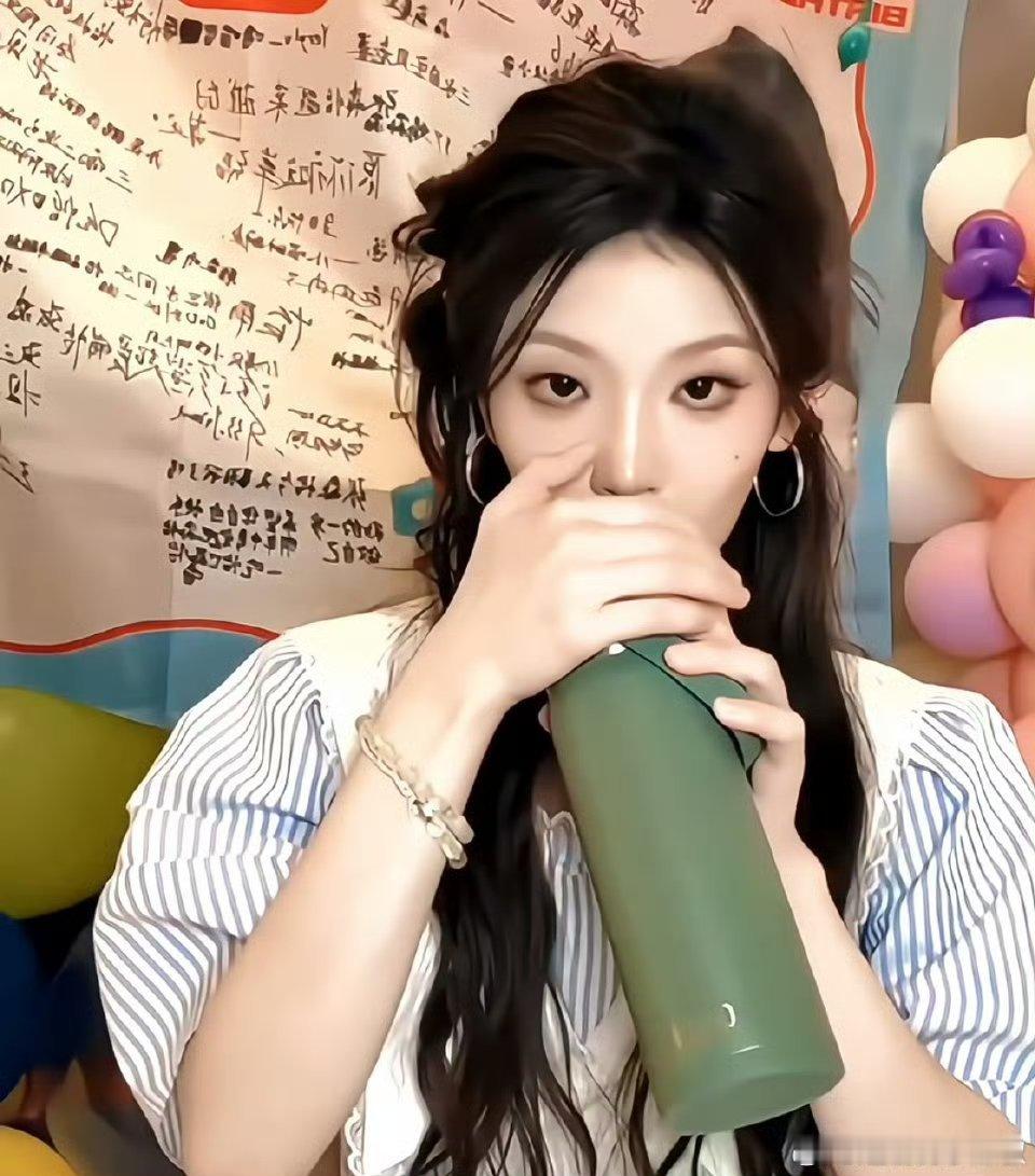 张淼仪直播 吃东西都捂嘴[泪奔]女明星好注重形象管理[期待][期待][期待]普通