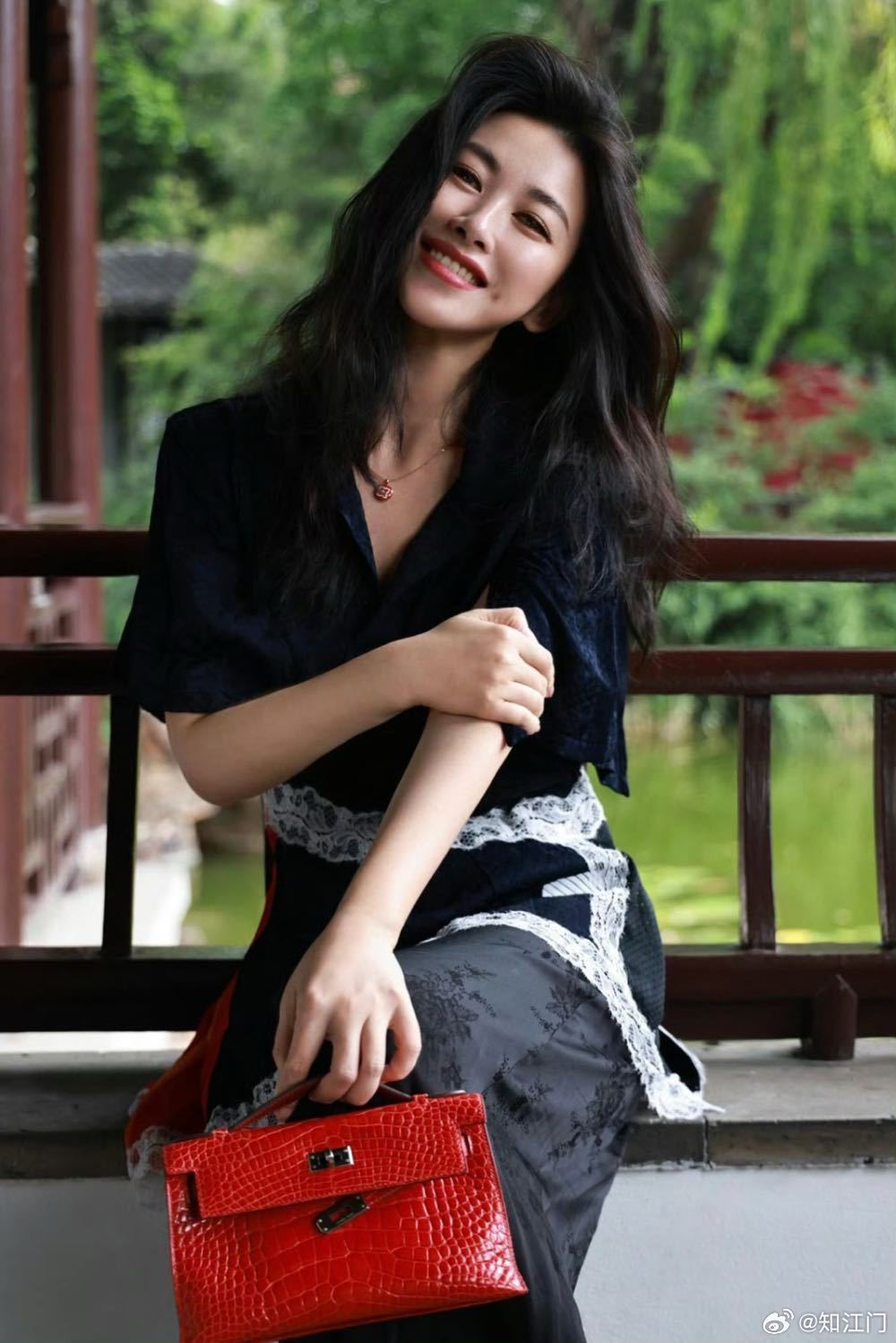 朱珠好绝的妈咪气质朱珠自带温柔松弛的妈咪气质，从容优雅又温柔大方，眉眼间满是温婉