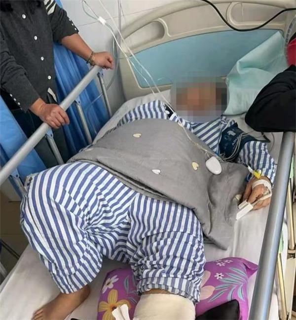 充电玩手机酿险情，遵义女子亲历惊魂一刻！居家玩手机暗藏致命风险，贵州遵义孙女士的