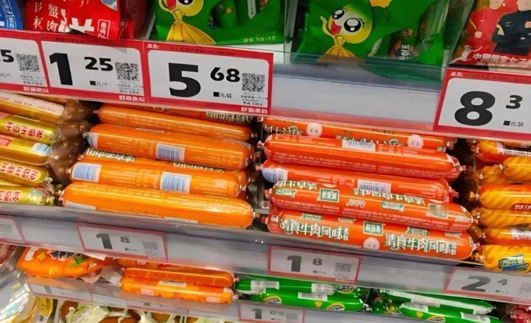 称霸高铁的国民零食，暴跌22万吨

曾经高铁、绿皮火车上的标配零食火腿肠，五年销