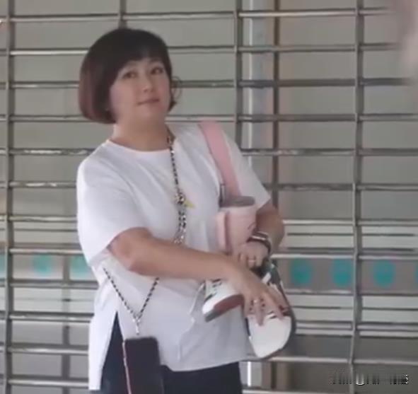 SHE女团里，最可爱的女孩，是一去不复返了！
可是她能怎么办呢？年纪到了，还要生