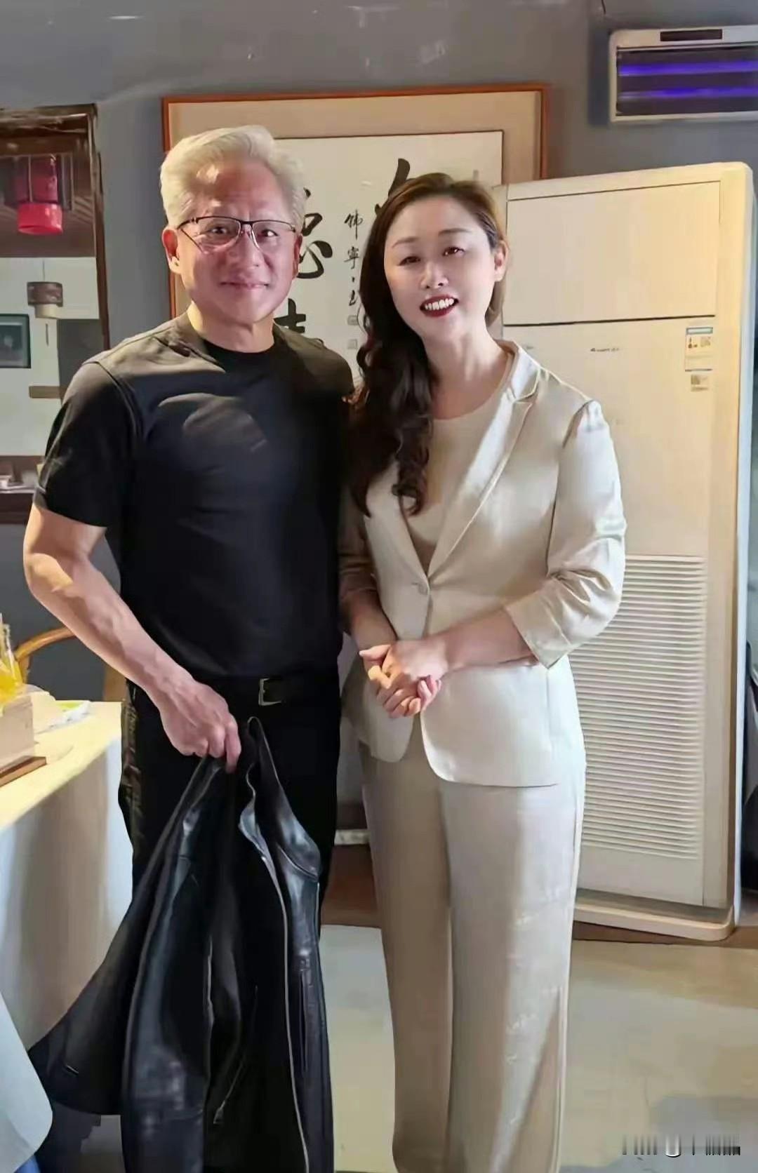 这张合影成镇店之宝了，价值连城。世界市值最大公司老板莅临，庆云楼声名远扬了。女老