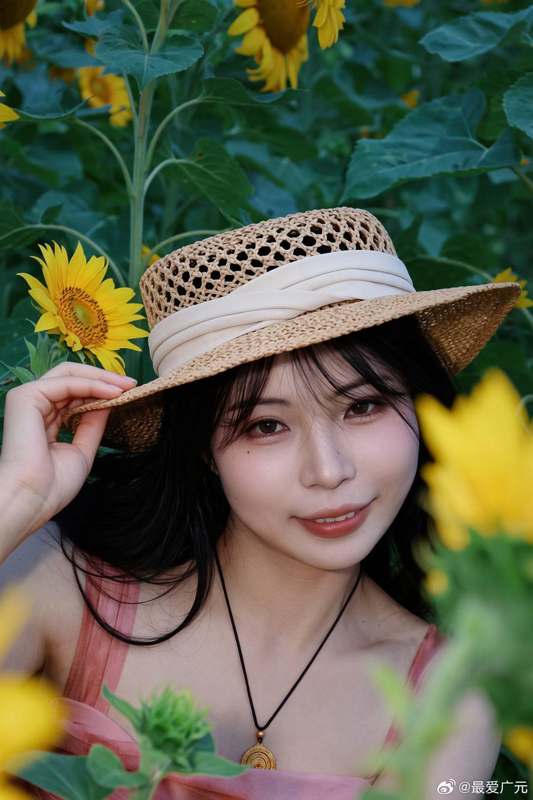 广元凤凰岭一大片向日葵花海盛放 沿着花田小径慢慢走，风里都是阳光和泥土的味道。向