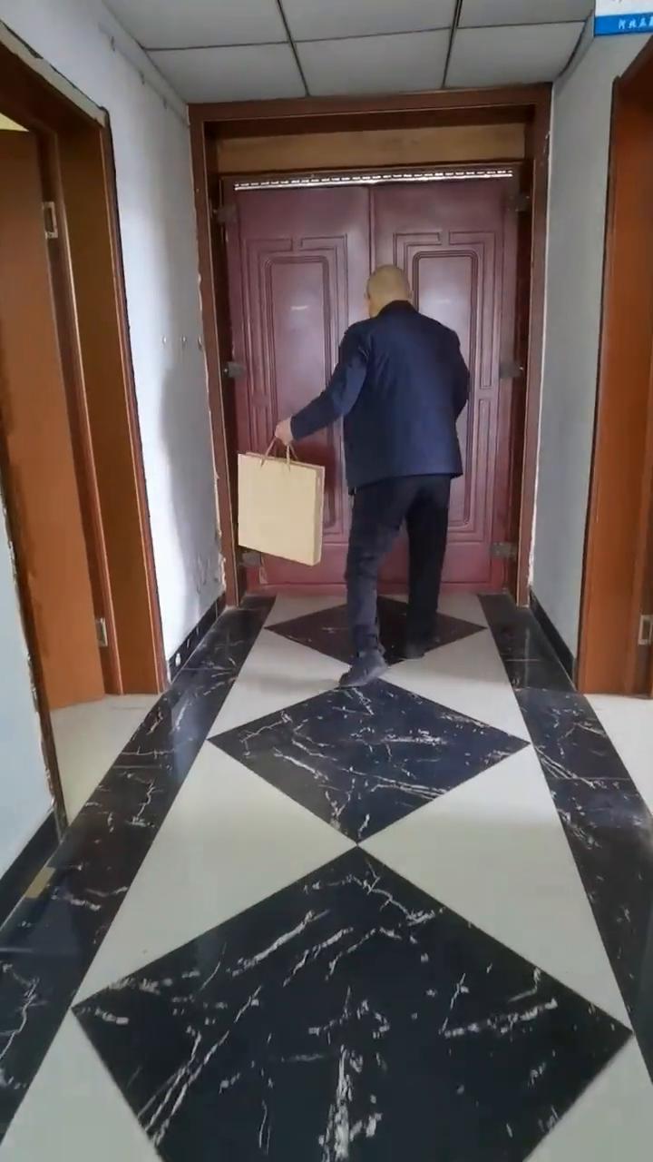 孙总，顾不上吃饭，看送货去了。这是小狗的，如意的。卖太快了。