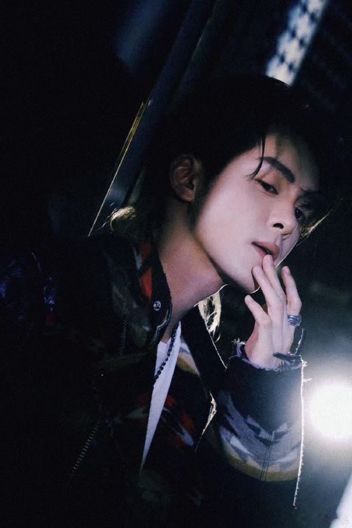 勾引我的事曾舜晞都干了 曾舜晞交换人生一组怼脸拍，小战损＋有点侵略性的眼神，勾引