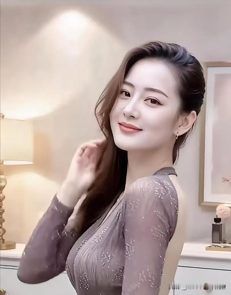 暖光轻笼，柔纱缀星。青丝挽就温婉韵，眸若秋水，笑染春风。一室柔辉里，她是时光酿成