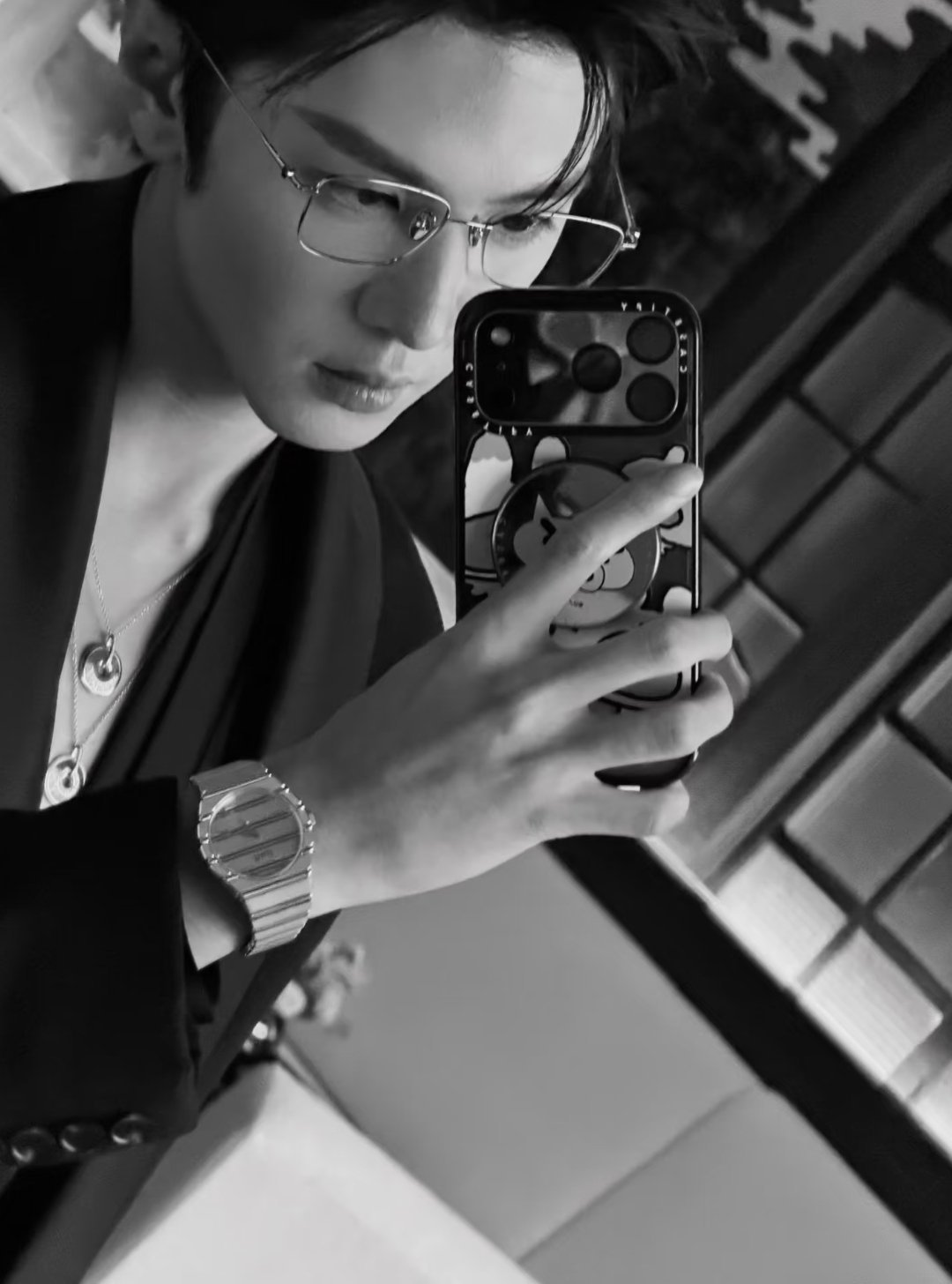 陈哲远金丝眼镜自拍图～“📷懂得都懂系列 ” 