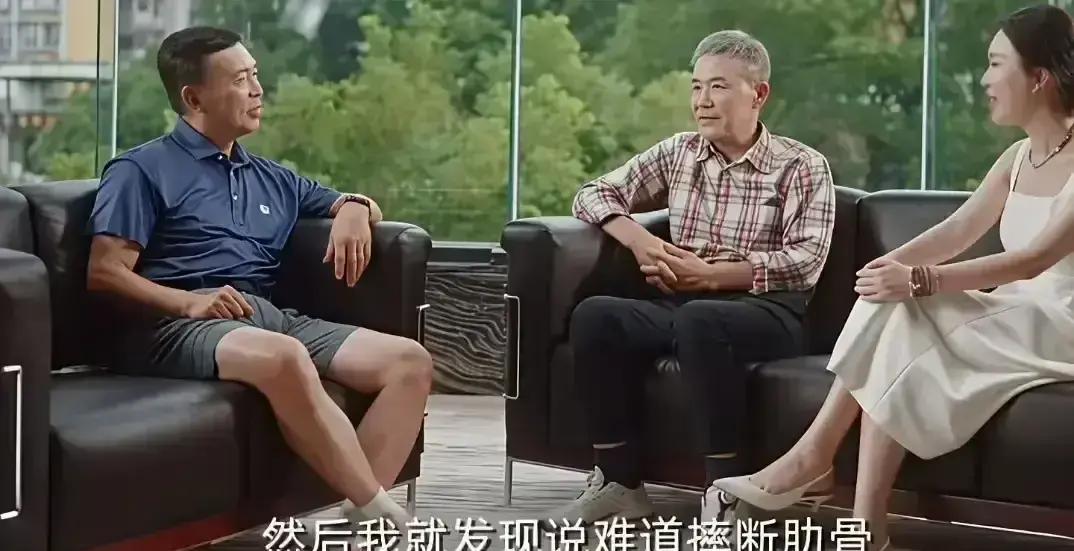 王石这二郎腿一翘，把不少人的玻璃心给踢碎了。
 
杭州一场对谈，对面坐着“中国巴