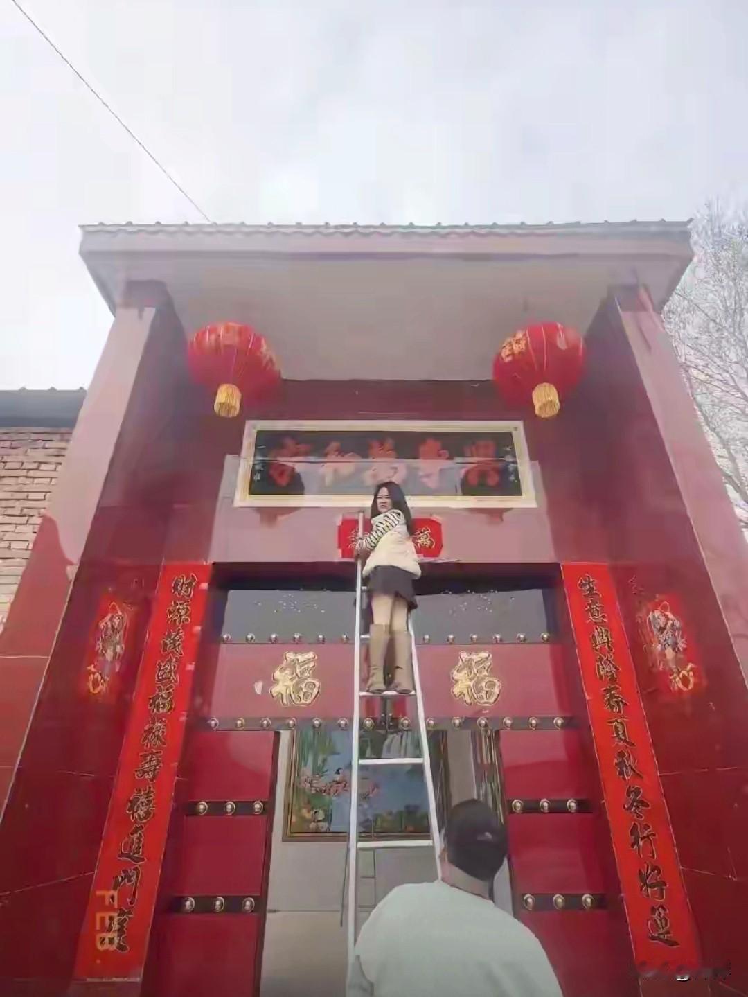 过年红灯笼对联是必不可少的。