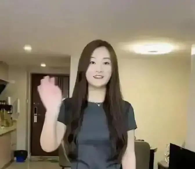 陈亚男又跑前公公家院子开播，柴火灶一冒烟，弹幕直接炸锅。
一个月前她预告回老地方