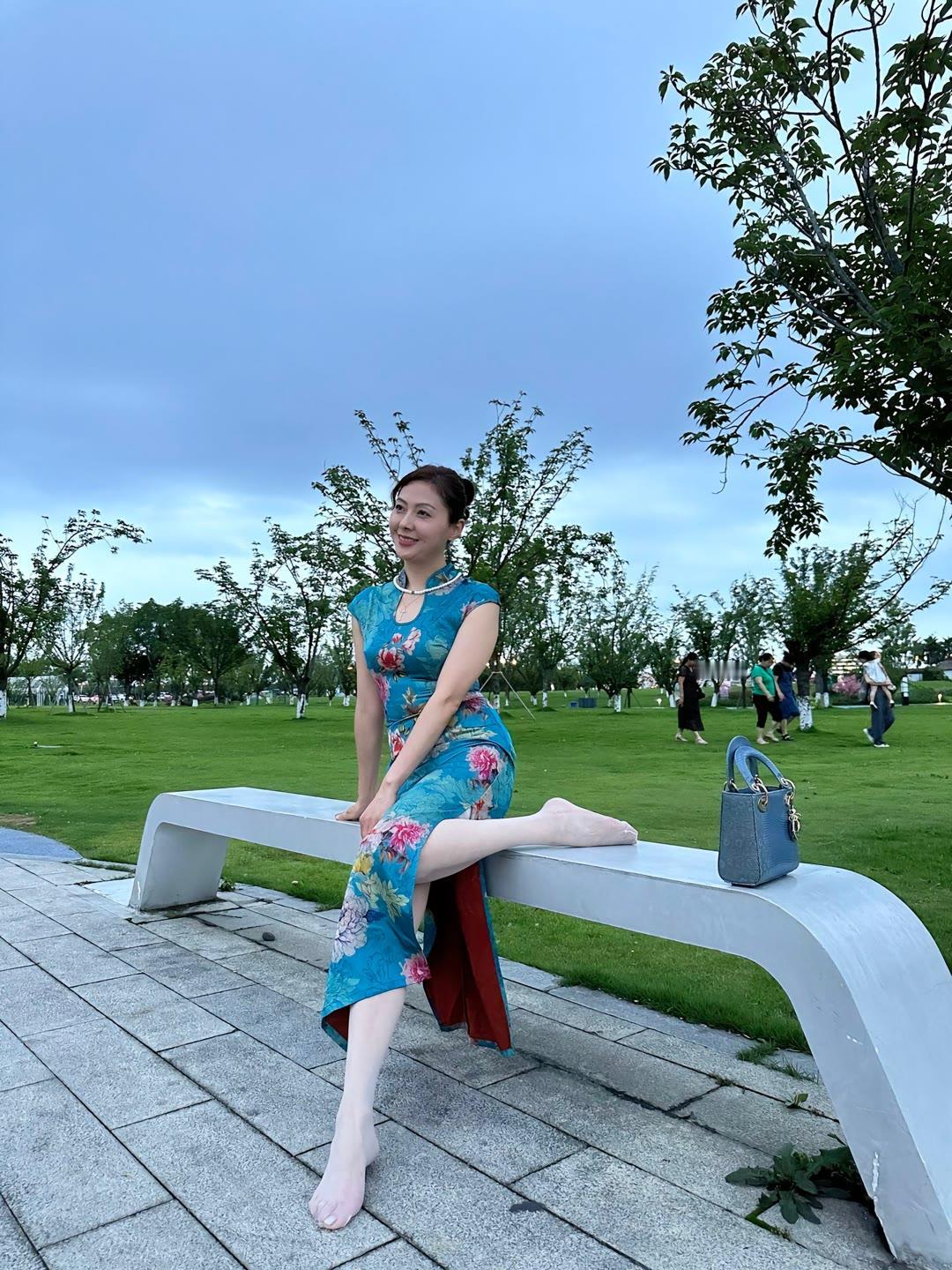 穿旗袍拍照有多美穿旗袍拍照时，要求姿势得体、线条流畅，如坐姿时双膝并拢、脚尖微微