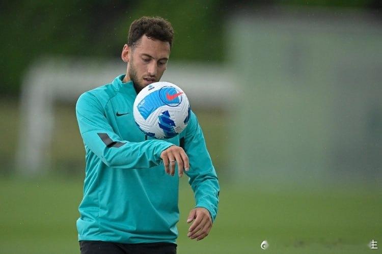 开云体育馆【意媒：邓弗里斯能够出战闪耀，恰尔汗奥卢仍未恢复将缺阵欧冠】     