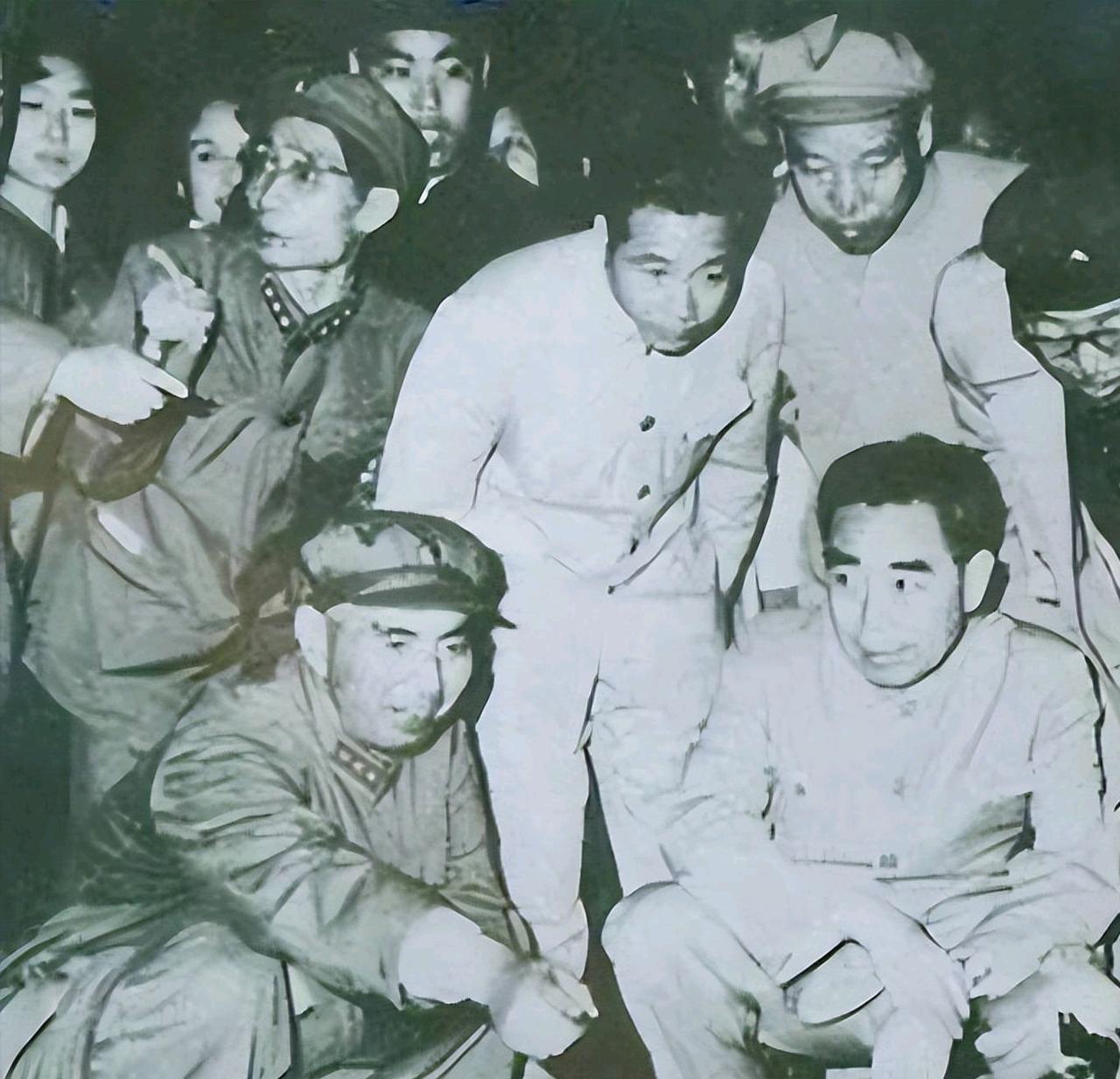 1949年，接管上海的山东干部走进旧财政局，发现对面交接的国民党局长，竟是潜伏了