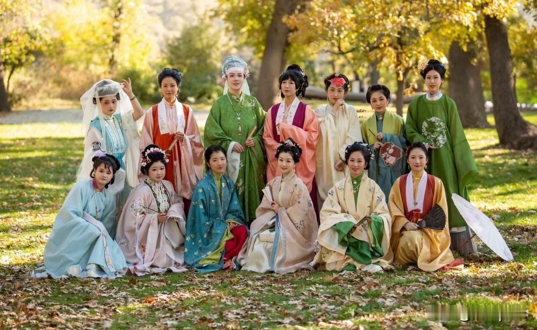 美国也有留学生穿汉服，庆祝汉服出行日。现在明朝汉服成为汉服主流，照片里大部分都身