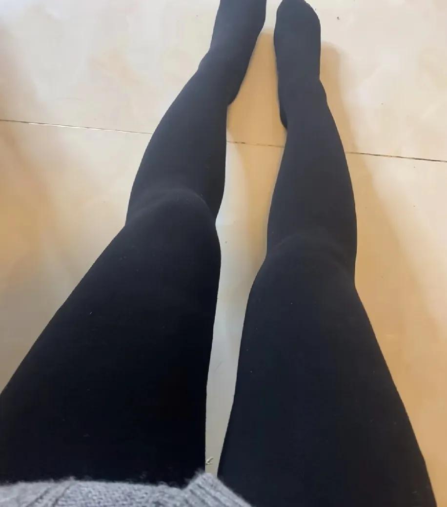 翻出去年的厚黑连裤袜，这感觉比捡钱还爽！
 
冬天刚冷就犯愁买新袜子，结果从柜子