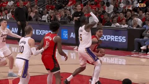 艾顿被驱逐这动作，艾顿被驱逐并不意外，只是有点可惜。湖人跟火箭的比赛打到第三节的