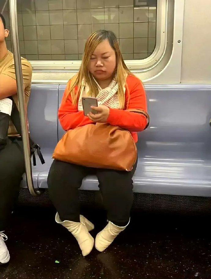 再见凤姐，看着就是一副心宽体胖的样子。嗯，去美国十来年了，这空气果然都是香甜的，