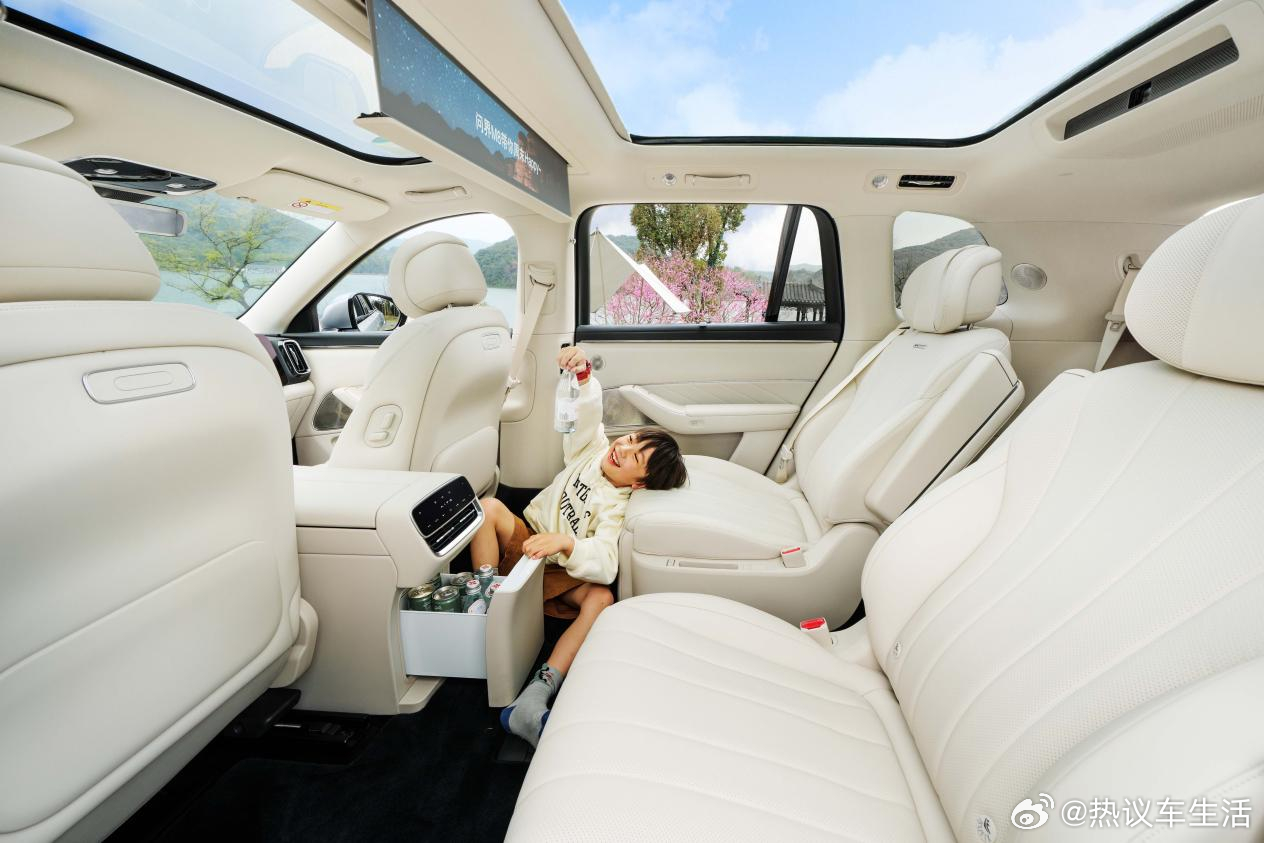 翻阅财新网关于问界M8的用户调研发现一个清晰的画像：30-49岁的社会中坚、多孩