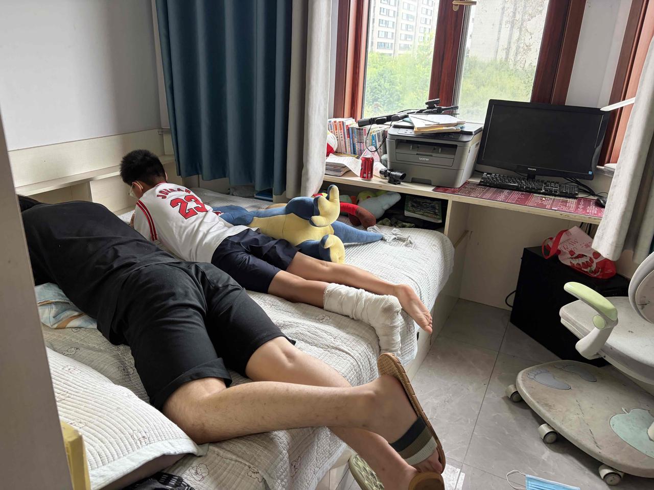 暑假的快乐大概就是小伙伴凑一块儿，哪儿也不用去，窝在房间里就很满足。哪怕脚上缠着