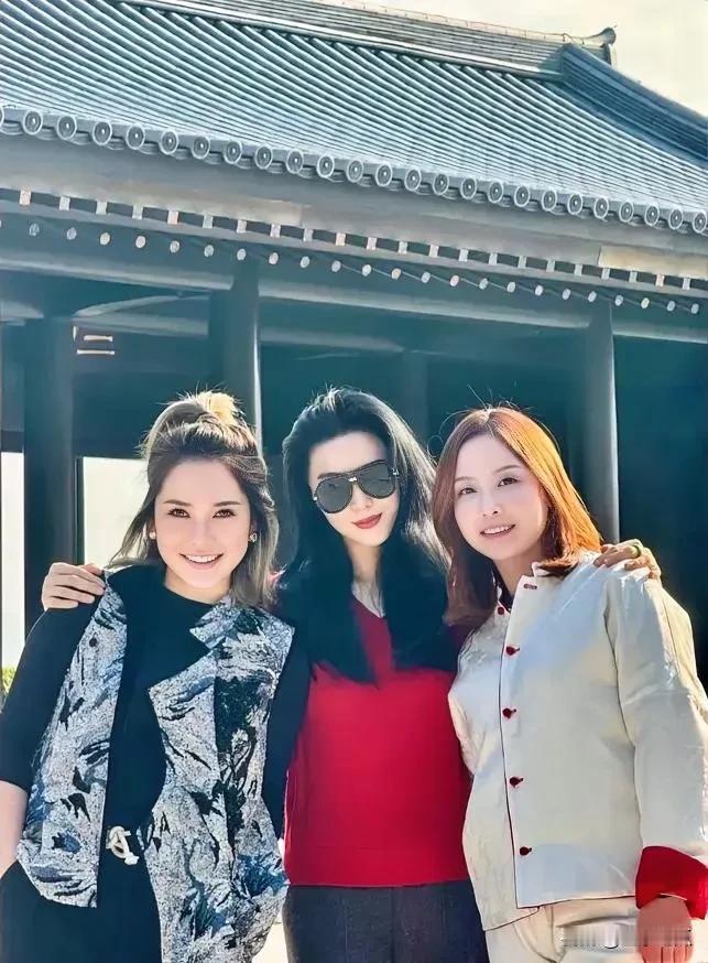 三位美女同框合照画面太惊艳啦！
右边的徐子淇素颜也很耐看，一身简洁的衣裳穿在身上