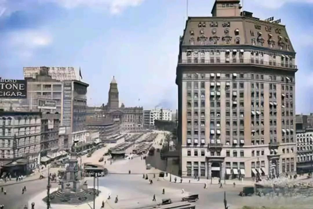 第一张照片是 1896 年李鸿章访问美国时老照片。此时李鸿章 73 岁。当时，他