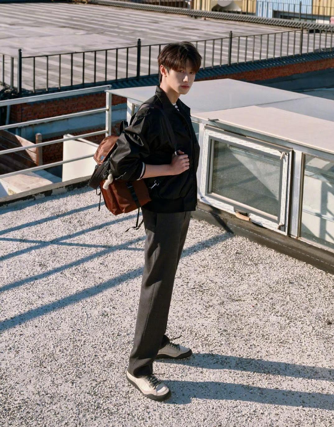 Prada出发图朱志鑫 ｜朱志鑫出席prada秋冬女装时装周这颜，直接“男主感”