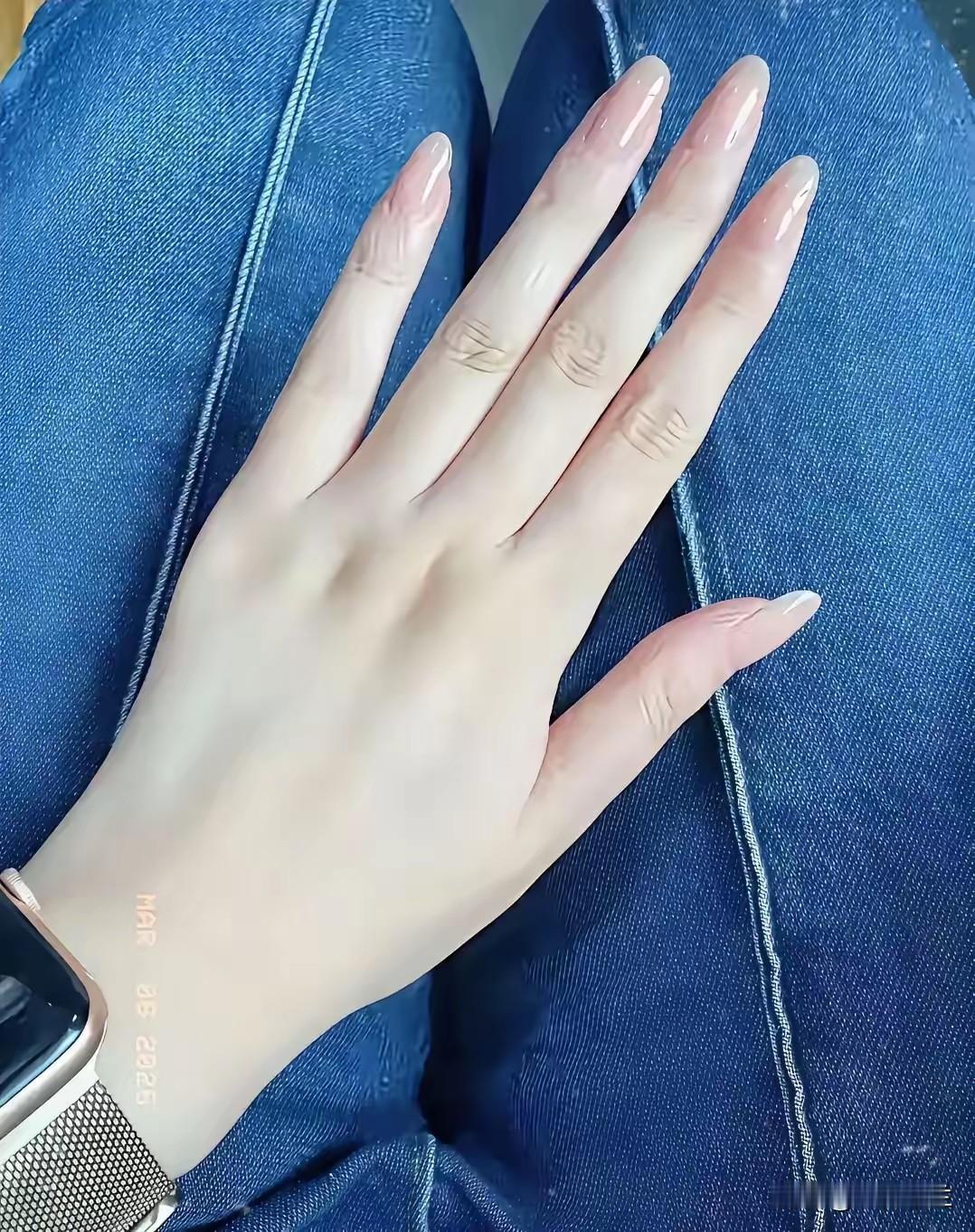 安徽有一条小狗非常重感情，几乎每天都要横跨两省看望自己出嫁的女主。
      