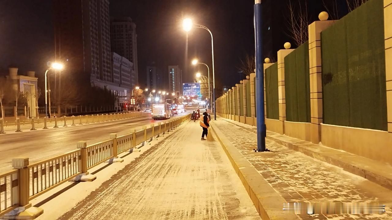 大雪不阻路，只因环卫工人辛苦付出
🍁气温零下十几度，她们五点就开始扫雪了。昨睌