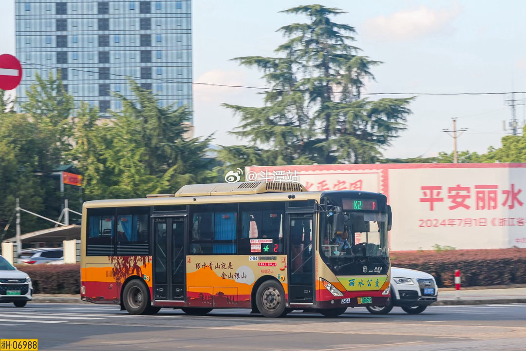 浙江丽水，两“通”客车也是当地街头的常见面孔城市公共交通摄影