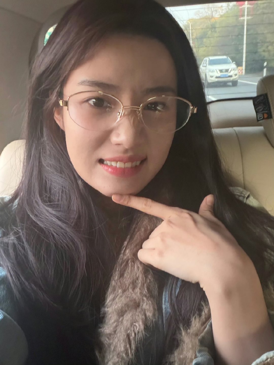 卢昱晓穿了破洞裤狂掉San卢昱晓亲猫照 卢昱晓穿了破洞裤狂掉San 