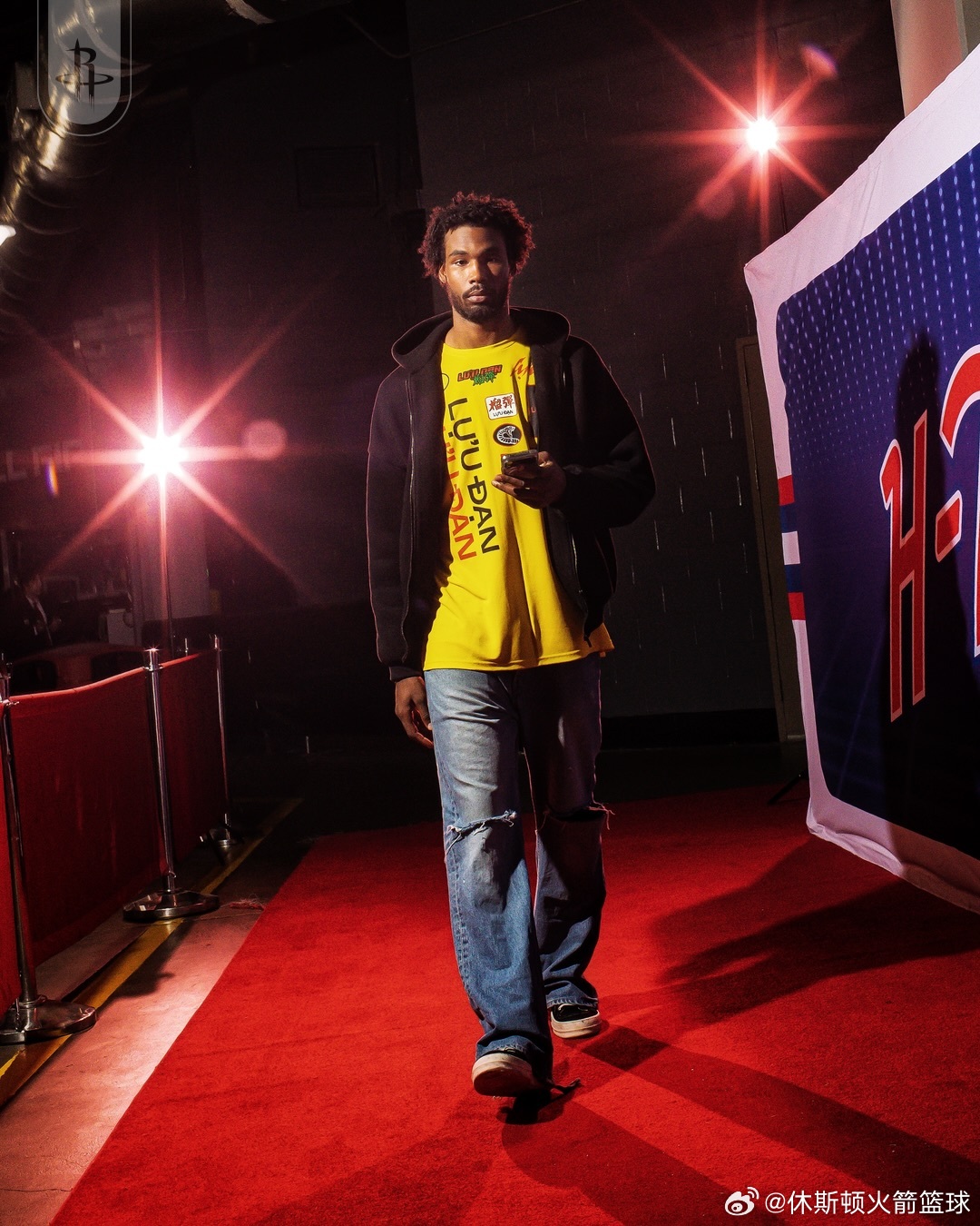今日火箭潮男入场帅照📸休斯顿火箭开拓者vs火箭休斯顿火箭