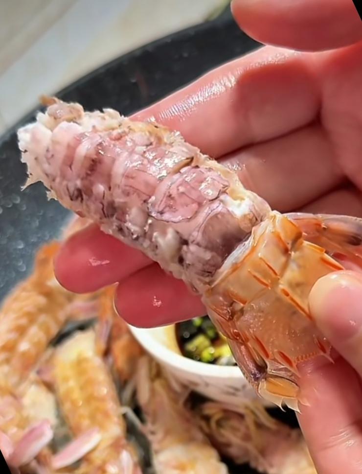 有人管皮皮虾叫虾蛄，有叫琵琶虾的，至于哪个是学名我不知道。