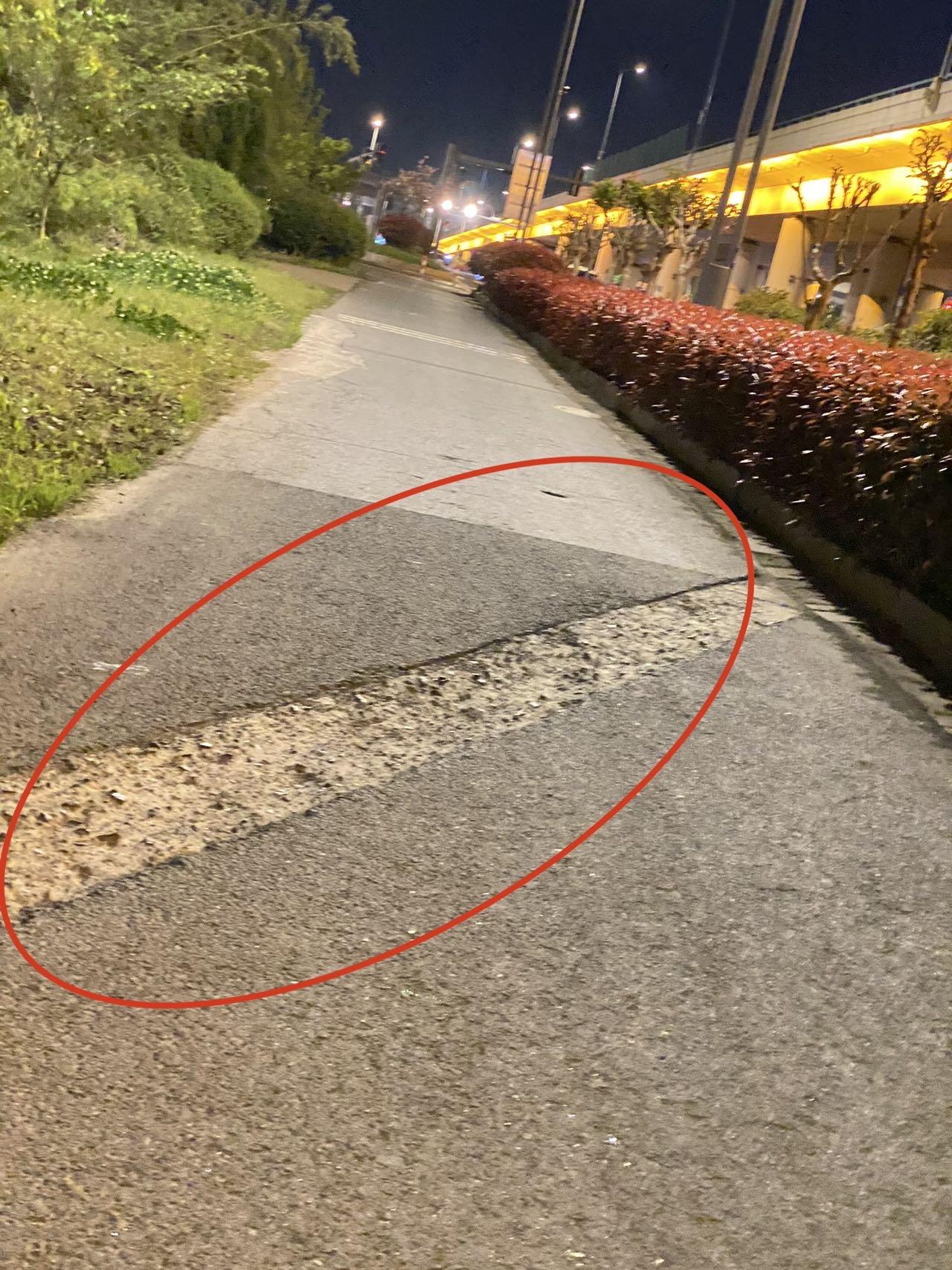 网友反映：世纪大道往烟沪线辅道非机动车道这边工程遗留问题，在这个往南还有一两个小