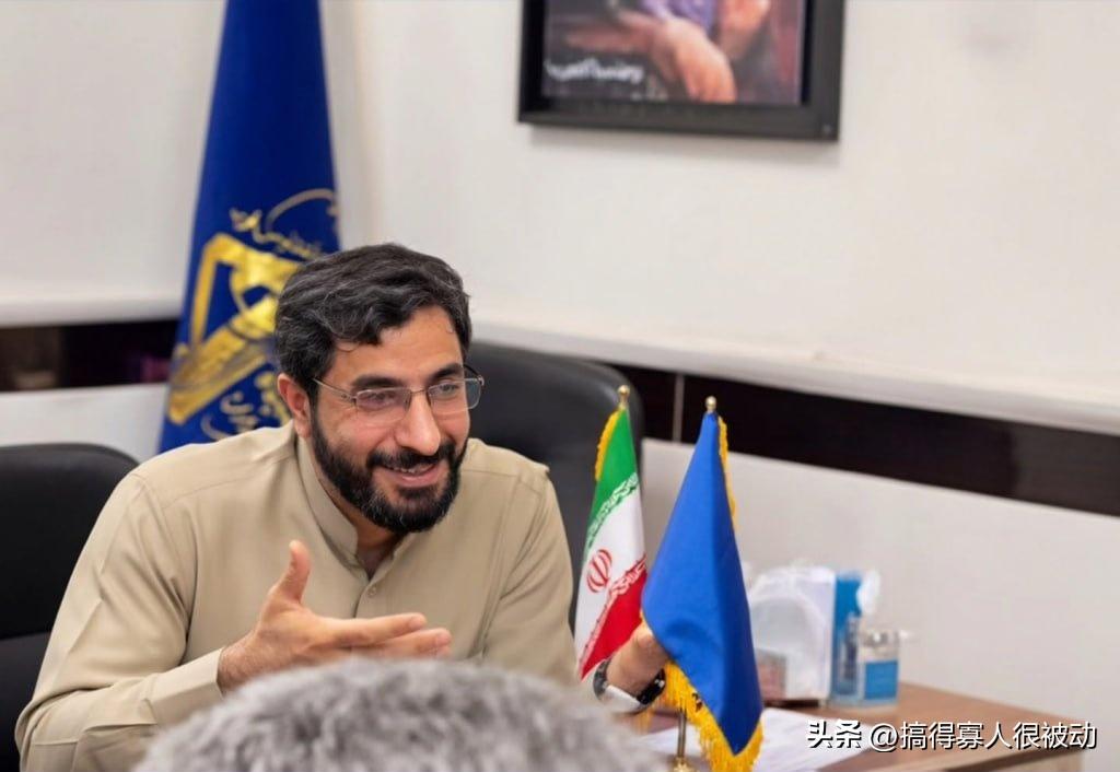 德黑兰奥兹戈尔区的巴斯基第171部队指挥官穆罕默德·萨拉克周四在检查站盘查图谋不