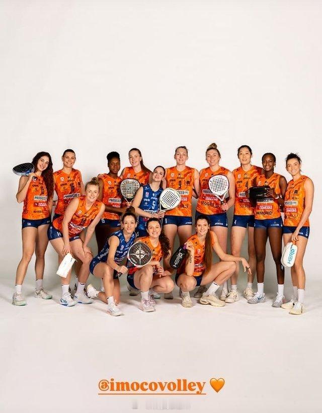 朱婷 🟠🟠🟠朱婷留洋第七季 拿的这么像电蚊拍？？？