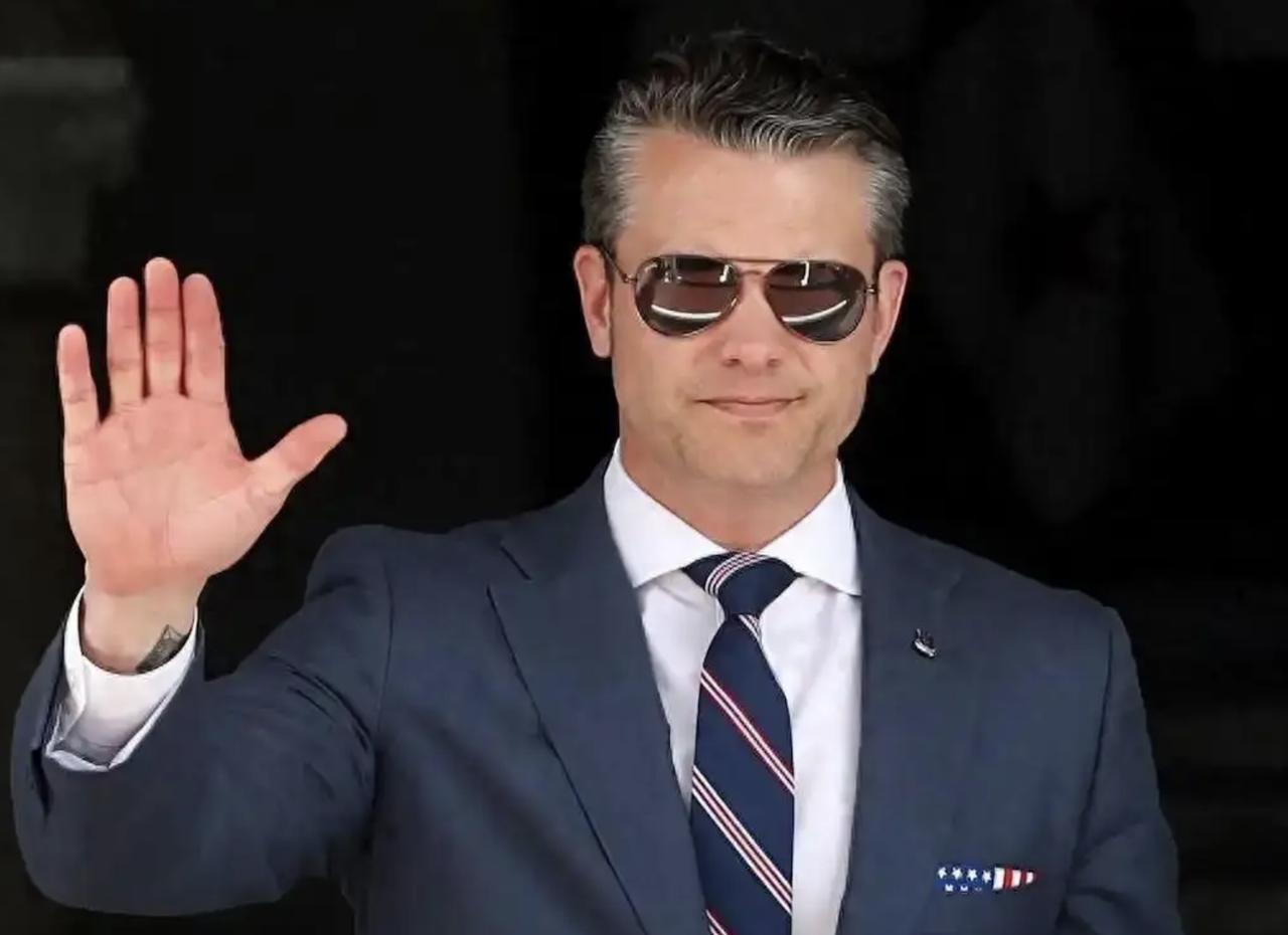 美国国防部长赫格塞斯帮老板砍了十几个将军的狠人，现在轮到自己了？前两天还在五角大