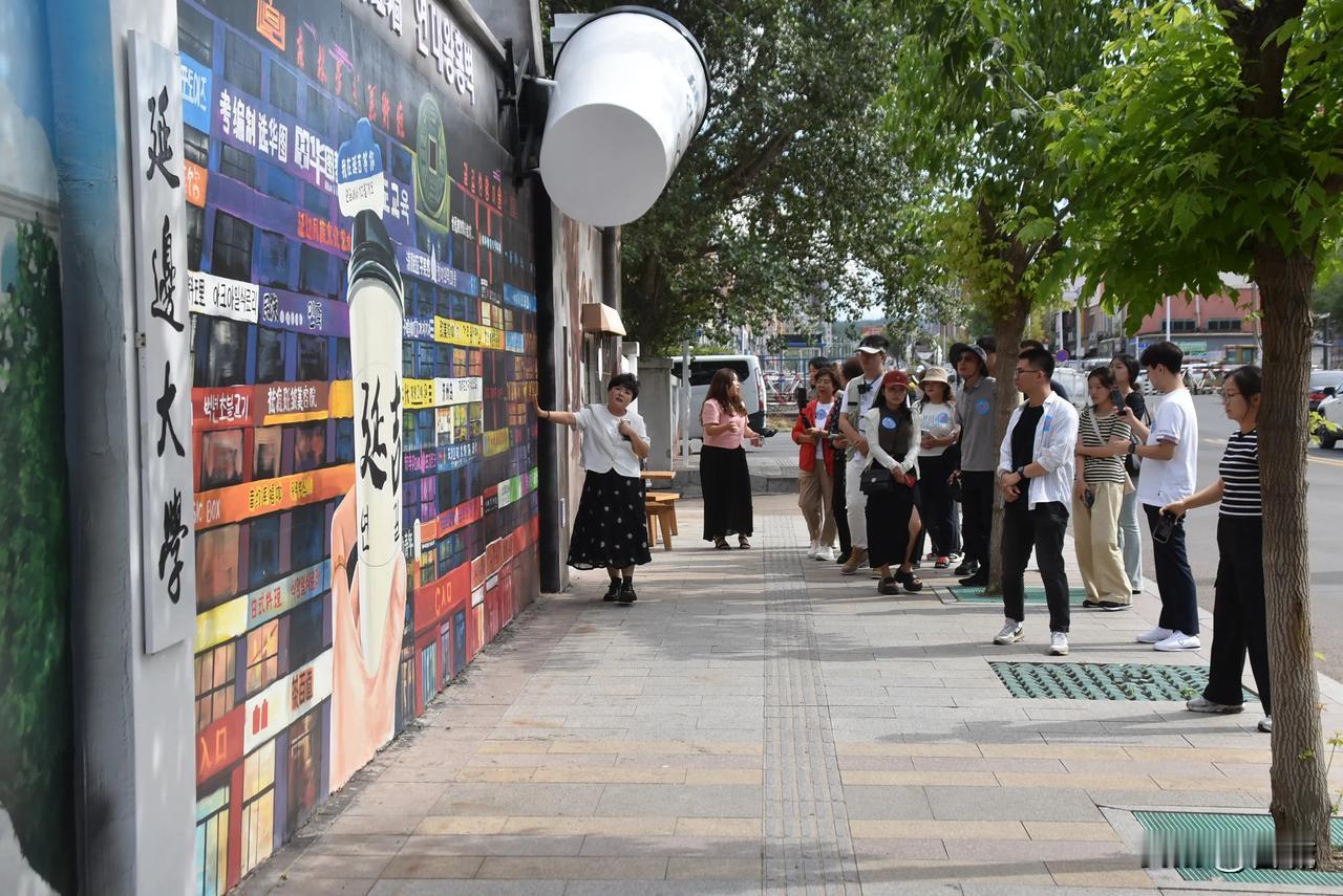 一墙延吉（打卡词：一墙延吉，一城风景）。延吉市建工街道网红墙的成功改造，彰显了老