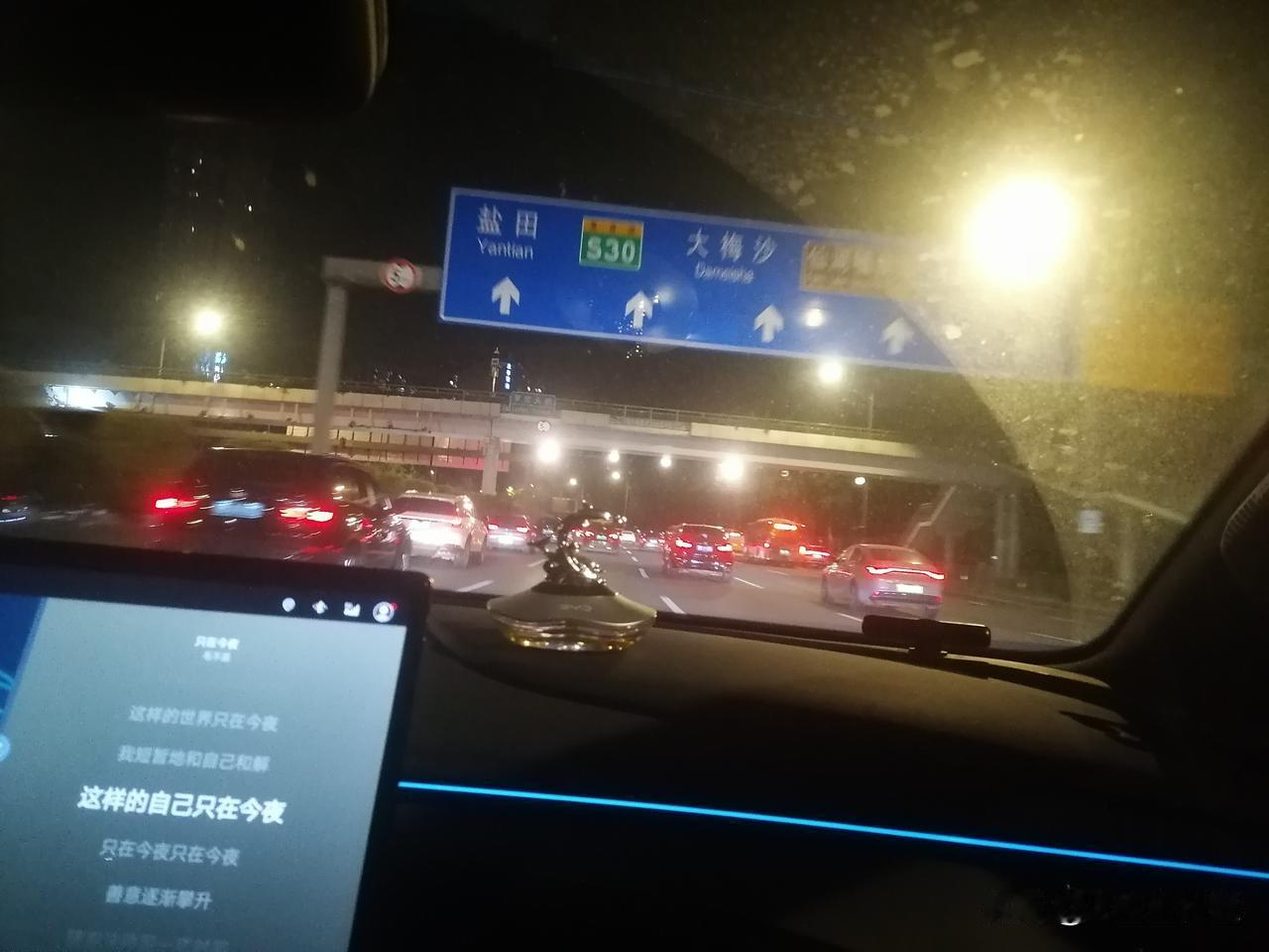 来到这里前面是跨线桥线，路牌显示盐田和大梅沙等。
