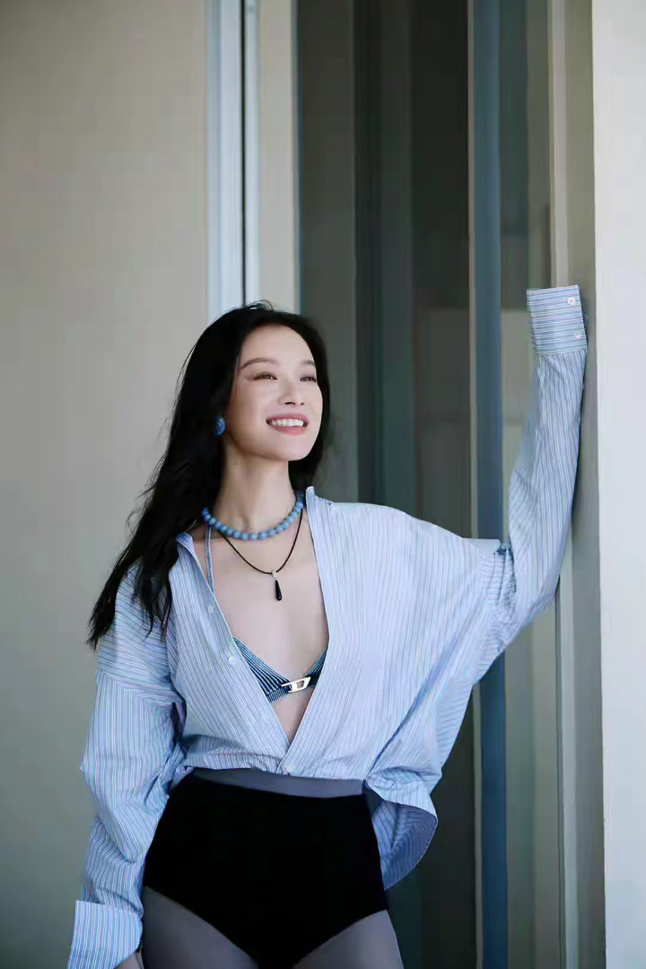 倪妮又杀疯了！蓝白条纹衬衫+松弛感笑容，这状态谁看了不迷糊 