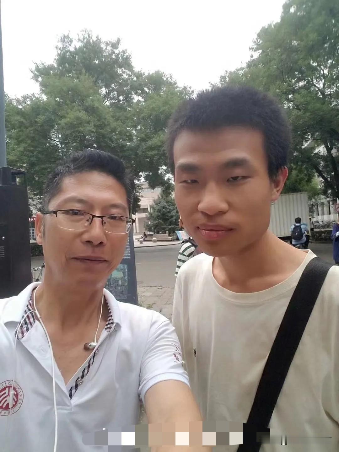 韦神这张照片，好多人没看过吧？
那时他还年轻，应该是20多岁的样子。
他嘴唇脱皮